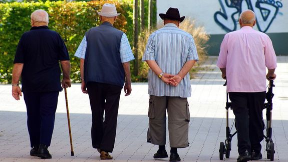 Vier Rentner gehen spazieren