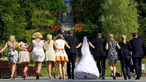 Hochzeitsgesellschaft auf dem Weg zu Jübergturm
