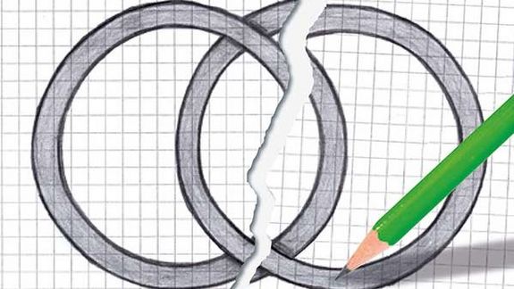 Zerbrochene Eheringe mit einem Bleistift gezeichnet