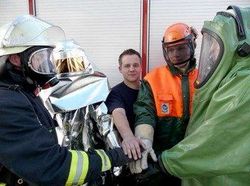 Rettungshelfer stehen zusammen