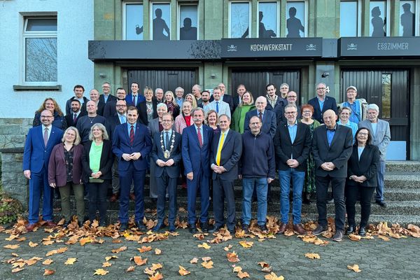 Vor dem Alten Casino am Sauerlandpark trat der neu gewählte Rat der Stadt Hemer zu seiner konstituierenden Sitzung zusammen. 