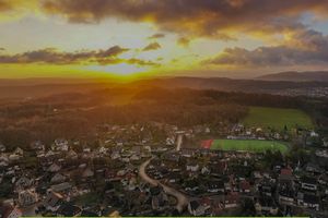 Den Bürgerinnen und Bürgern wird nun gem. § 3 Abs. 1 BauGB frühzeitig die Gelegenheit gegeben, sich über die allgemeinen Ziele und Zwecke der Planungen sowie die voraussichtlichen Auswirkungen zu informieren und diese zu erörtern. 