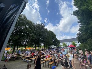 Das Sommerfest "Musikschule OpenAir" fand größte Begeisterung bei strahlendem Sonnenschein und stellte sich in allen Facetten vor.
