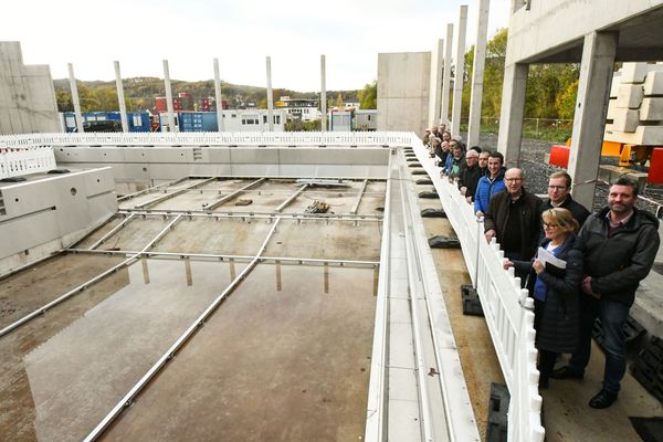 Die Mitglieder des Betriebsausschusses haben sich bei einem Baustellenrundgang vor ihrer Sitzung am 16. November von den zuständigen Verwaltungsmitarbeitern auf den neuesten Stand bringen lassen.