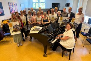 Zum 80. Jahrestag des Endes des Zweiten Weltkrieges bringt die Musikschule Hemer in Zusammenarbeit mit dem Theaterverein Das Theater Hemer und örtlichen Schulen ein besonderes Projekt auf die Bühne: das Musical „Kitty – gegen das Vergessen“. 