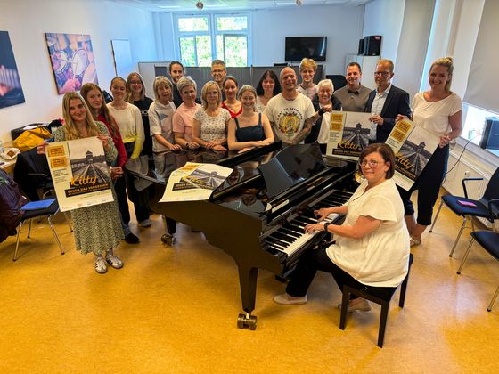 Zum 80. Jahrestag des Endes des Zweiten Weltkrieges bringt die Musikschule Hemer in Zusammenarbeit mit dem Theaterverein Das Theater Hemer und örtlichen Schulen ein besonderes Projekt auf die Bühne: das Musical „Kitty – gegen das Vergessen“. 