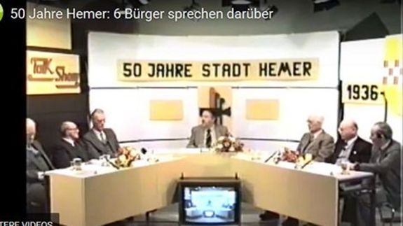 TV Studioaufnahme mit sechs Teilnehmern und einem Moderator
