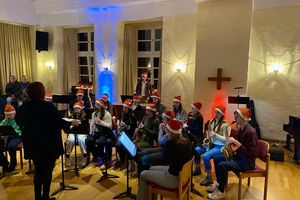 Solistinnen und Solisten sowie verschiedene Ensembles präsentieren Beiträge aus ganz unterschiedlichen Stilrichtungen – von klassisch bis modern, von besinnlich bis schwungvoll.