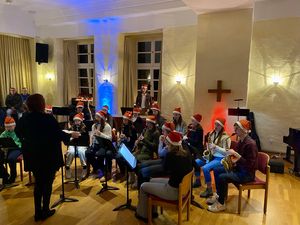 Solistinnen und Solisten sowie verschiedene Ensembles präsentieren Beiträge aus ganz unterschiedlichen Stilrichtungen – von klassisch bis modern, von besinnlich bis schwungvoll.