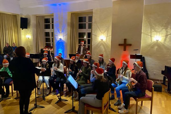 Solistinnen und Solisten sowie verschiedene Ensembles präsentieren Beiträge aus ganz unterschiedlichen Stilrichtungen – von klassisch bis modern, von besinnlich bis schwungvoll.