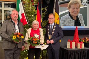 Bürgermeister Christian Schweitzer (r.) zeichnete unter dem Applaus der Ratsmitglieder Shoshana Avimeir-Gottschalk (kleines Bild), Heike Nitz-Röther und Heinz-Jörg Hücking für ihren herausragenden Einsatz für die Stadtgesellschaft aus.