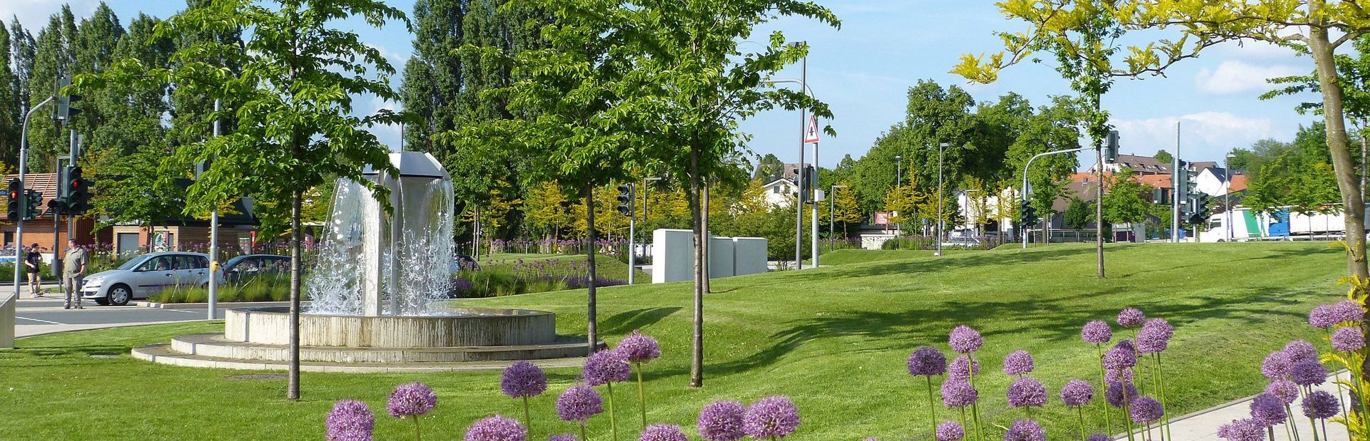 Kreuzung und Brunnen an der Ostenschlahstraße