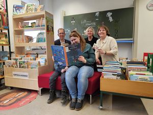 Mit gerade einmal vier Jahren ist Noah Figge (neben seiner Mutter in ein Buch vertieft) der jüngste Bestleser der Stadtbücherei Hemer. Im vergangenen Jahr hat er allein 397 Medien ausgeliehen, insgesamt kommt er bereits auf beeindruckende 611 Ausleihen. Das honorierten BM Christian Schweitzer, Ingrid Grün-Schmieder und Büchereileiterin Gabriele Donath (r.).