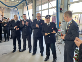 Bürgermeister Christian Schweitzer übergab symbolisch den Schlüssel an die Wehrleitung und die Löschgruppenführung.