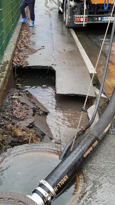 Mitarbeiter des SIH waren zur Stelle, um größere Schäden zu vermeiden. So wurde der Straßenkörper an der Einbruchstelle nur geringfügig unterspült, Regenwasser lief zwar über die Straße, eine größere Überschwemmung konnte jedoch vermieden werden.