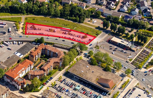 Der Schotterparkplatz auf dem ehemaligen Bahnhofsgelände.