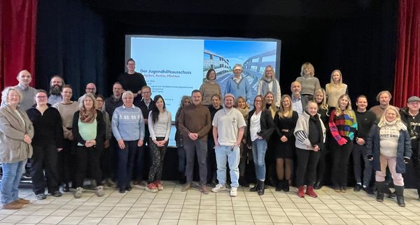 Im Rahmen eines intensiven Inhouse-Workshops des LWL-Landesjugendamtes Westfalen hat sich der Jugendhilfeausschuss der Stadt Hemer mit seiner Rolle, seinen Aufgaben und den aktuellen Herausforderungen der Kinder- und Jugendhilfe auseinandergesetzt.