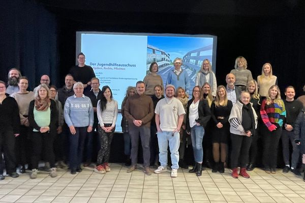 Im Rahmen eines intensiven Inhouse-Workshops des LWL-Landesjugendamtes Westfalen hat sich der Jugendhilfeausschuss der Stadt Hemer mit seiner Rolle, seinen Aufgaben und den aktuellen Herausforderungen der Kinder- und Jugendhilfe auseinandergesetzt.