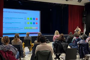 Als Referentin konnte Bianca Patzschke von der Landesanstalt für Medien NRW gewonnen werden, die mit ihrer praxisnahen und lebendigen Art Eltern von Grundschulkindern für den verantwortungsvollen Umgang mit digitalen Medien sensibilisierte.