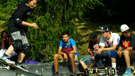 Skater auf dem Sportplatz