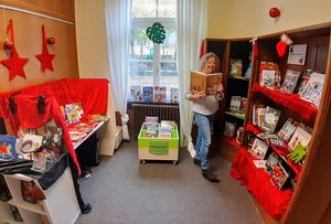 Die Stadtbücherei öffnet wieder ihren Weihnachtsschrank.