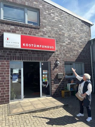 Große Sorgfalt wurde von Ursula Schwingel auch auf die Ausstattung gelegt: Die Kostüme stammen teils vom Kostümfundus des Theaterpädagogischen Zentrums Lingen, aus dem Fundus des Theaters Hagen, von „Das Theater Hemer“ sowie aus privaten Beständen und Online-Secondhand-Shops. 