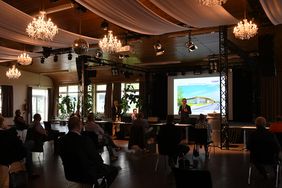 Neben politischen Vertretern und Mitgliedern von schwimmsporttreibenden Vereinen waren auch Vertretungen der Hemeraner Schulen anwesend