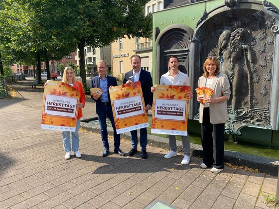Präsentieren die Hemeraner Herbsttage (v.l.): Kulturbüroleiterin Laura Döring, BM Christian Schweitzer, Sparkassen-Vorstand Dr. Christian Wingendorf, WI-Beisitzer Jan-Philipp Lahrmann und die Kulturbüromitarbeiterin Melanie Heiken.