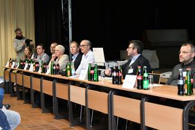 Die Jugendlichen tauschten sich mit Vertretern aus Politik und Verwaltung aus.