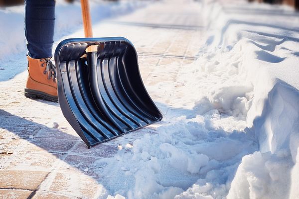 Das Schneeschieben auf Gehwegen ist Aufgabe der jeweiligen Anlieger. Das gilt übrigens auch für die Entfernung von Laub.