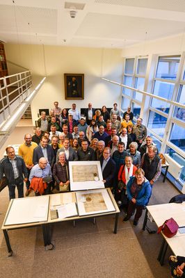 Die Mitglieder des Rates der Stadt Hemer besuchten während einer Klausurtagung das Landesarchiv in Münster und nahmen dabei selbstverständlich die 950 Jahre alte Urkunde in Augenschein.