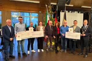Vertreter und Vertreterinnen der Vereine "Wir in Ihmert", HTV Hemer und ZWAR Hemer freuten sich im Alten Casino über die Auszeichnungen und Fördergelder.