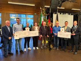 Vertreter und Vertreterinnen der Vereine "Wir in Ihmert", HTV Hemer und ZWAR Hemer freuten sich im Alten Casino über die Auszeichnungen und Fördergelder.