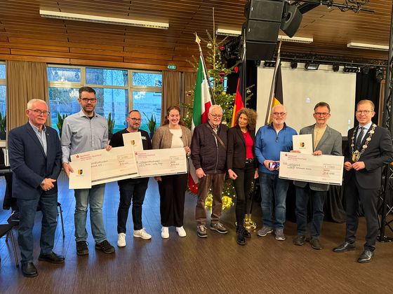 Vertreter und Vertreterinnen der Vereine "Wir in Ihmert", HTV Hemer und ZWAR Hemer freuten sich im Alten Casino über die Auszeichnungen und Fördergelder.