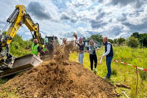 Baggern für den neuen Rollgarten an der Englandstraße: Verwaltungsmitglieder und Mitarbeiter des ausführenden Unternehmens haben sich zum symbolischen Spatenstich getroffen. Baggern für den neuen Rollgarten an der Englandstraße: Verwaltungsmitglieder und Mitarbeiter des ausführenden Unternehmens haben sich zum symbolischen Spatenstich getroffen.