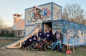 Fleißige Helfer reaktivieren den Dirtpark in Deilinghofen.