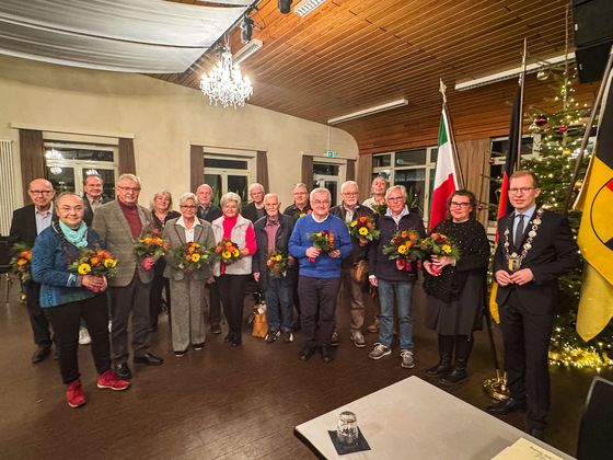 In der letzten Ratssitzung des Jahres wurde der neu gewählte Seniorenbeirat am Donnerstag, 18. Dezember, offiziell von Bürgermeister Christian Schweitzer in sein Amt eingeführt. Vorsitzender ist ab sofort Dr. Ulrich Fricke.