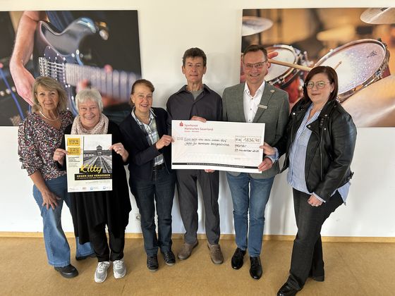 Reni Arnold-Gröger (DAS Theater Hemer), Ursula Schwingel (Organisation des Theaterprojektes für die Musikschule der Stadt Hemer), Dr. Anne Babett Woelke-Westhoff (Förderverein der Musikschule), Reinhard Junge (Verein für Hemeraner Zeitgeschichte), Markus Uhlenküken (Sparkasse Märkisches Sauerland Hemer-Menden) und Birgit Maiworm (Musikschulleiterin).