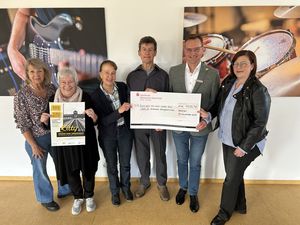 Reni Arnold-Gröger (DAS Theater Hemer), Ursula Schwingel (Organisation des Theaterprojektes für die Musikschule der Stadt Hemer), Dr. Anne Babett Woelke-Westhoff (Förderverein der Musikschule), Reinhard Junge (Verein für Hemeraner Zeitgeschichte), Markus Uhlenküken (Sparkasse Märkisches Sauerland Hemer-Menden) und Birgit Maiworm (Musikschulleiterin).