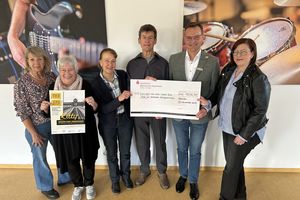 Reni Arnold-Gröger (DAS Theater Hemer), Ursula Schwingel (Organisation des Theaterprojektes für die Musikschule der Stadt Hemer), Dr. Anne Babett Woelke-Westhoff (Förderverein der Musikschule), Reinhard Junge (Verein für Hemeraner Zeitgeschichte), Markus Uhlenküken (Sparkasse Märkisches Sauerland Hemer-Menden) und Birgit Maiworm (Musikschulleiterin).