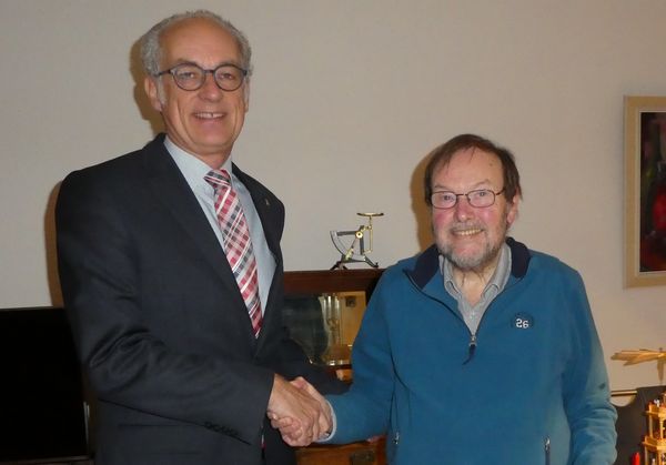 BM Michael Heilmann besuchte Peter Klagges, um ihm die Ehrennadel persönlich zu überreichen.