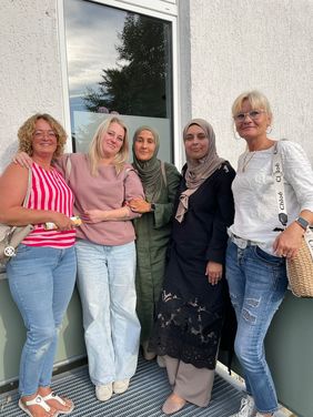 Die Teilnehmerinnen Irene Block, Jacqueline Heetfeld, Hakima Attachi, Omayma Azhoum und Sylvia Eslava haben nach intensiver Vorbereitung ihr Zertifikat des Bundesverbands für Kindertagespflege erhalten.