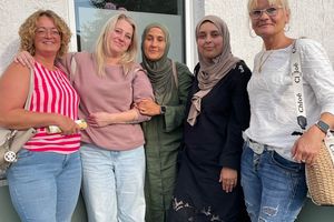 Die Teilnehmerinnen Irene Block, Jacqueline Heetfeld, Hakima Attachi, Omayma Azhoum und Sylvia Eslava haben nach intensiver Vorbereitung ihr Zertifikat des Bundesverbands für Kindertagespflege erhalten. Die Teilnehmerinnen Irene Block, Jacqueline Heetfeld, Hakima Attachi, Omayma Azhoum und Sylvia Eslava haben nach intensiver Vorbereitung ihr Zertifikat des Bundesverbands für Kindertagespflege erhalten.