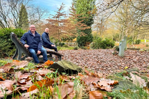 Mit den Relaxbänken wird auf dem Waldfriedhof Gelegenheit zum Innehalten geboten, wissen Friedhofsverwalter Markus Falk (l.) und Jörn Knipping, Fachdienstleiter Bürgerservice.