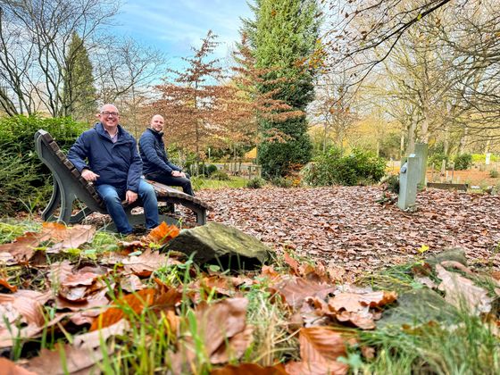 Mit den Relaxbänken wird auf dem Waldfriedhof Gelegenheit zum Innehalten geboten, wissen Friedhofsverwalter Markus Falk (l.) und Jörn Knipping, Fachdienstleiter Bürgerservice.