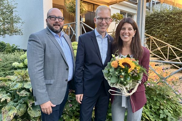 Der Erste Beigeordnete und Wahlleiter Sven Frohwein (l.) gratulierte Bürgermeister Christian Schweitzer und dessen Ehefrau Ann-Christin Schweitzer zur Wiederwahl.