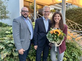 Der Erste Beigeordnete und Wahlleiter Sven Frohwein (l.) gratulierte Bürgermeister Christian Schweitzer und dessen Ehefrau Ann-Christin Schweitzer zur Wiederwahl.