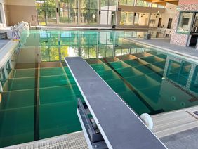 Das Edelstahlbecken ist gefüllt, jetzt müssen eng getaktete Prüfungen und Abnahmen folgen, bevor das Felsenmeerbad eröffnet werden kann.