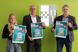 Stellen den Heimatpreis vor (v.l.): Laura Döring (Büro für bürgerschaftliches Engagement), BM Michael Heilmann, Bernd Dittrich (FD Büro des Bürgermeisters).