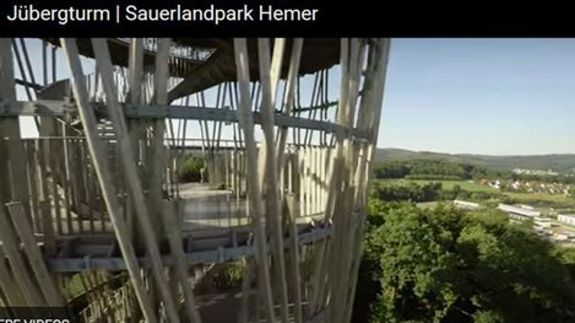 Ein Ausschnitt des Juebergturms mit Aussicht auf die Landschaft